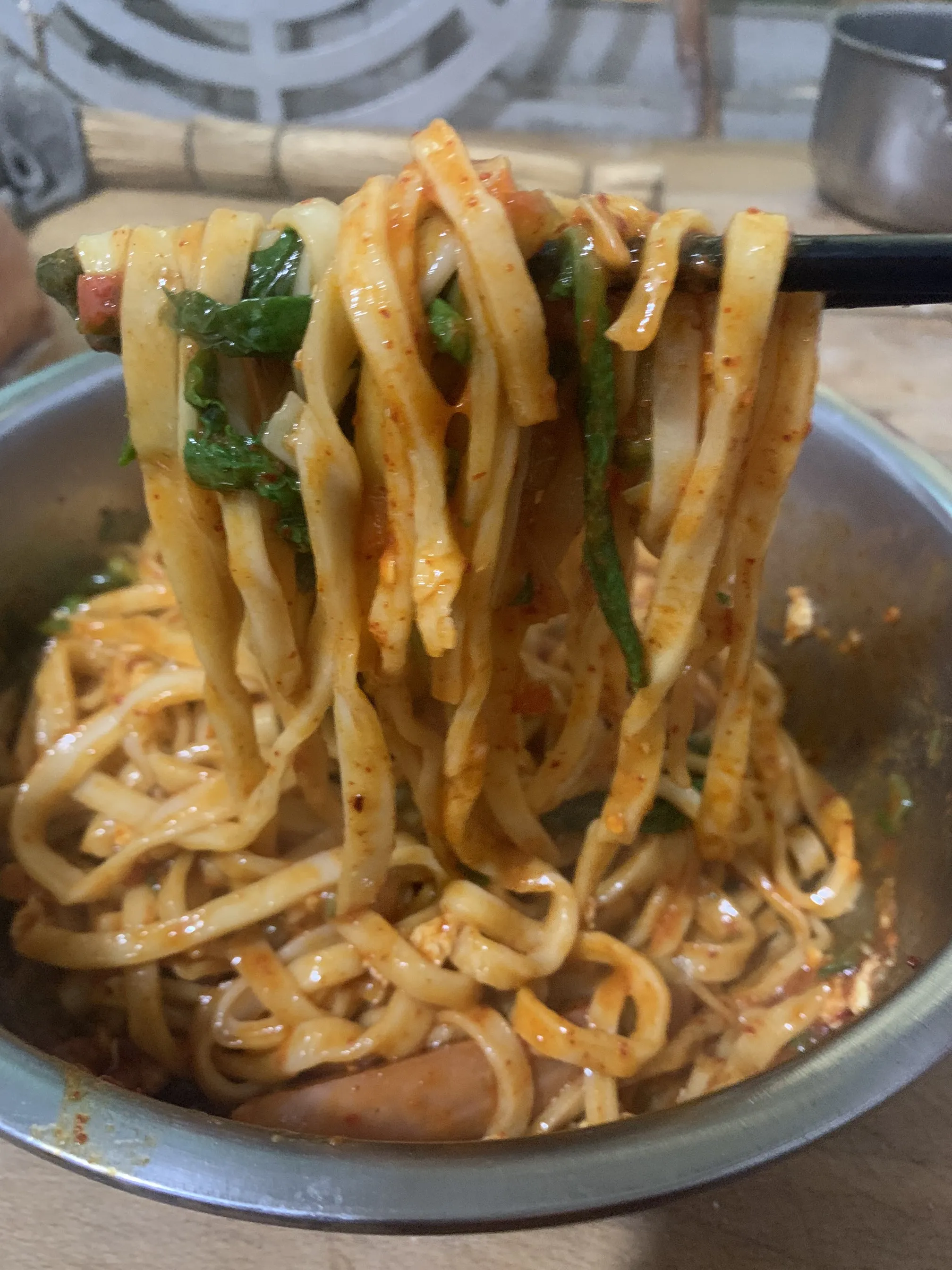 筷子挑起的油泼面